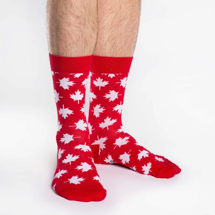 Chaussettes mi-mollet en coton « Feuille d'érable du Canada » par Good Luck Sock