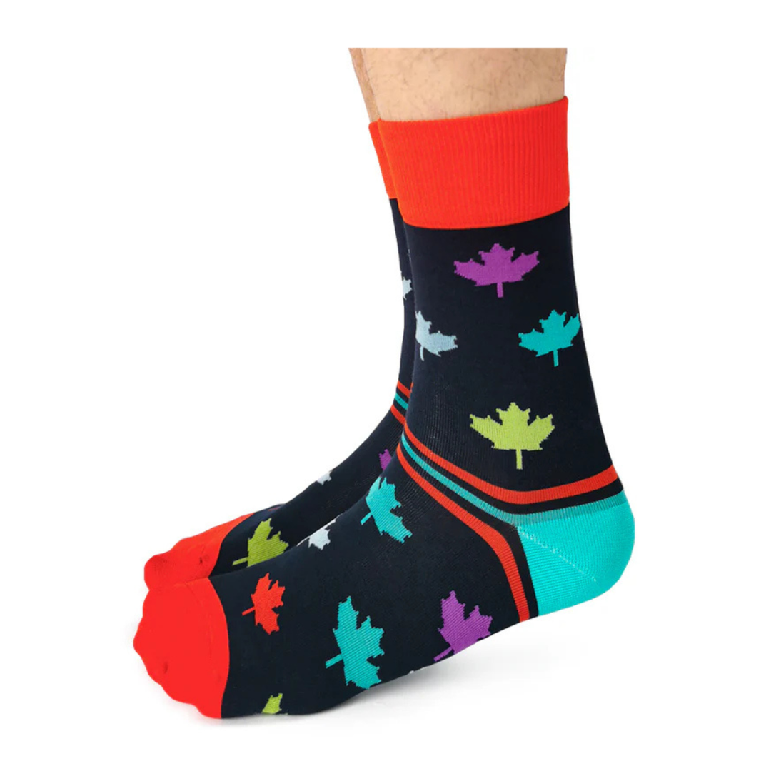 Chaussettes à imprimé feuille d'érable « Canada en couleur » par Uptown Sox - Grande