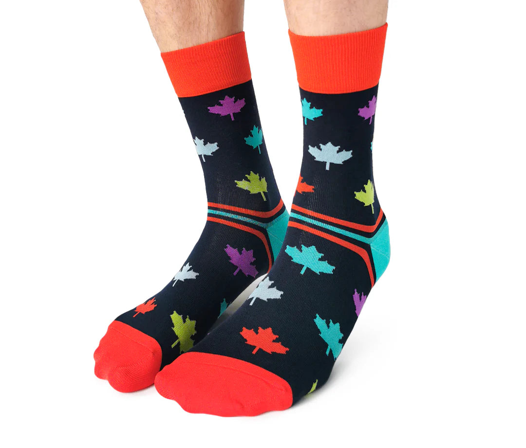 Chaussettes à imprimé feuille d'érable « Canada en couleur » par Uptown Sox - Grande