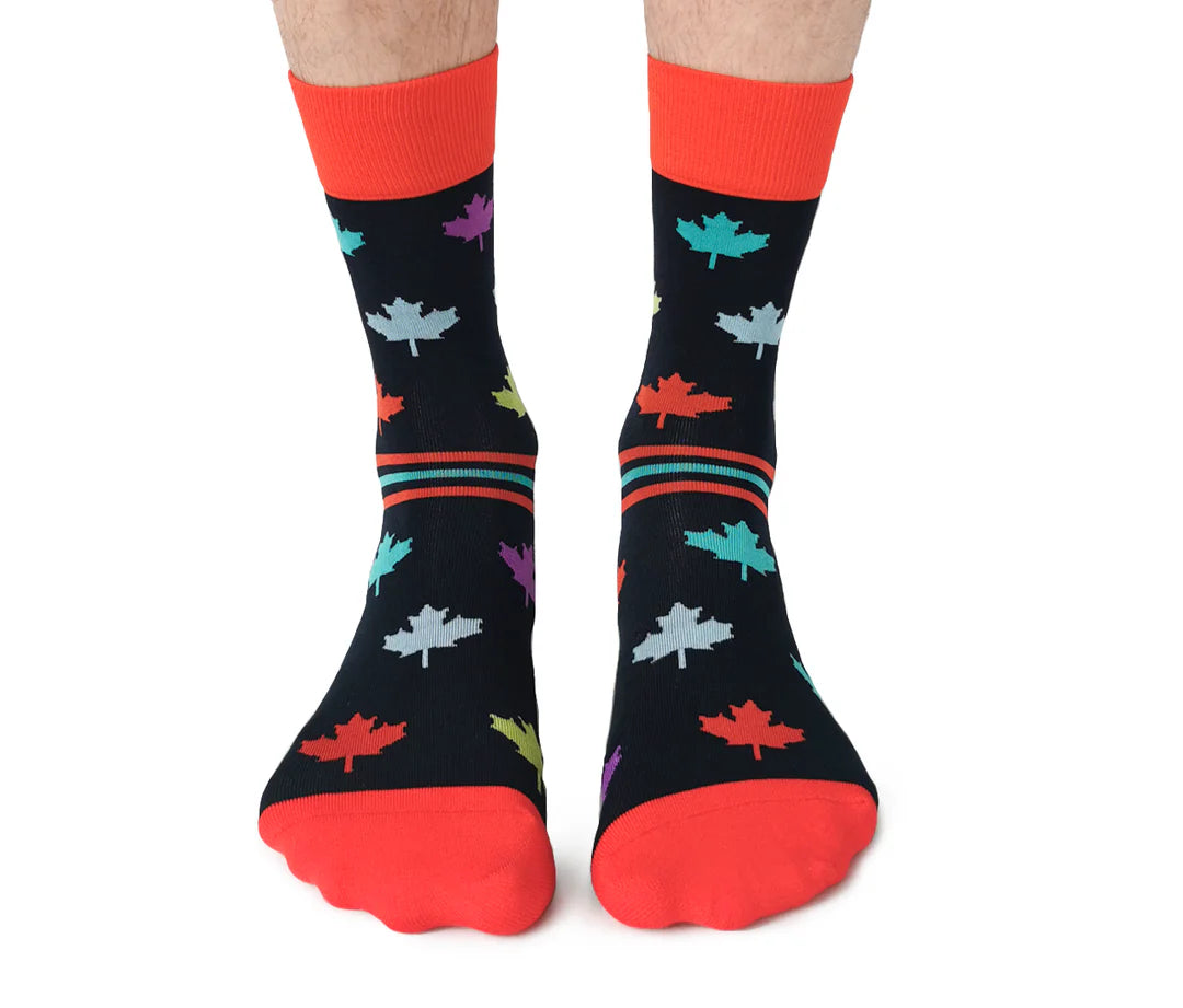 Chaussettes à imprimé feuille d'érable « Canada en couleur » par Uptown Sox - Grande
