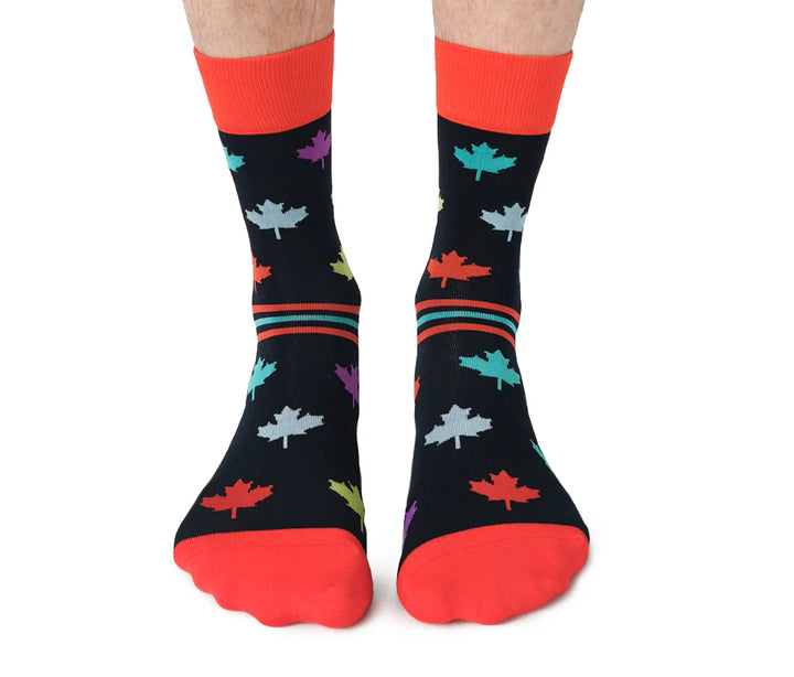 Chaussettes à imprimé feuille d'érable « Canada en couleur » par Uptown Sox - Grande