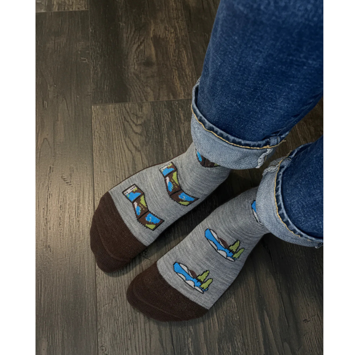 Chaussettes en coton à motif de paysage « Bouclier canadien » de Friday Sox Co