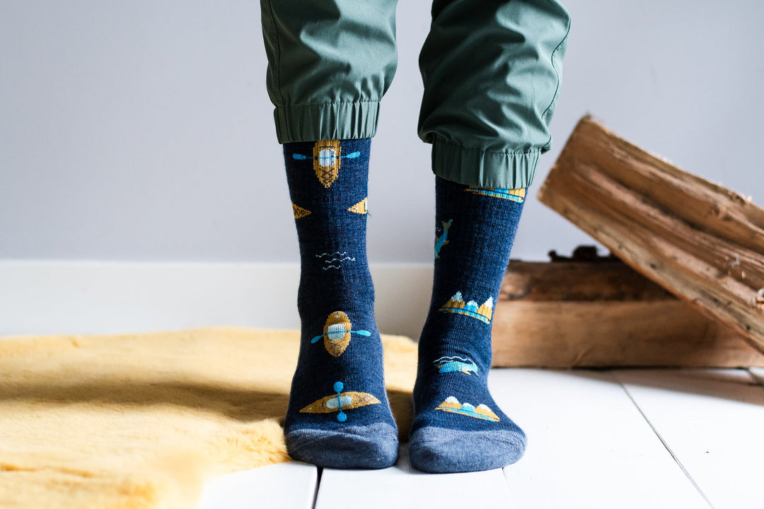 Chaussettes en coton à motif de paysage « Bouclier canadien » de Friday Sox Co